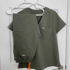 FIGS Small Catarina top + Small Petite Yola pants